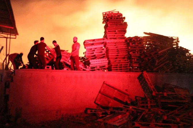 Kocaeli’deki palet fabrikası yangını 2 saatte kontrol altına alındı