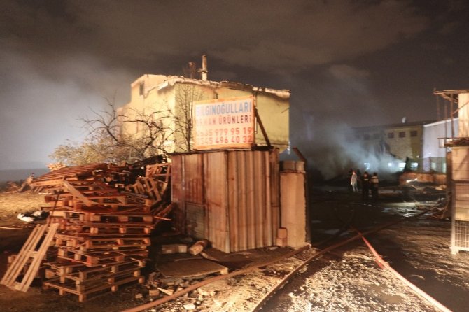 Kocaeli’deki palet fabrikası yangını 2 saatte kontrol altına alındı