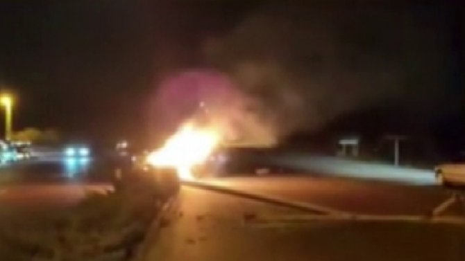 Konya'da aydınlatma direğine çarpan otomobil alev alev yandı!