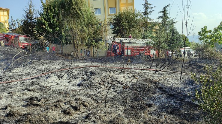 Lojman yakınındaki orman yangınına polisler de müdahale etti