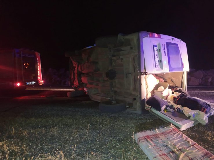Şarampole devrilen minibüsteki 7 kişi yaralandı