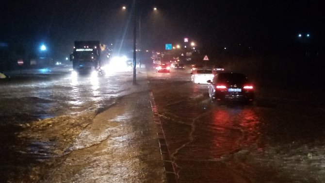 Yollar göle döndü, İstanbul-Çanakkale yolu trafiğe kapandı