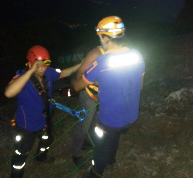 Dağda mahsur kalan vatandaşı AFAD ekipleri kurtardı