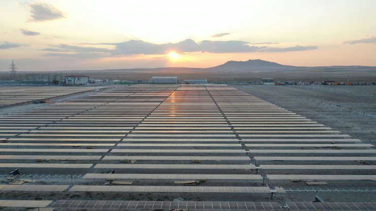 Dünyanın en büyük güneş enerji santrali, elektrik üretimine başladı