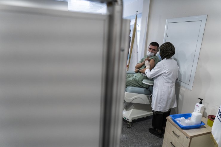 Kovid aşısında Faz 3 klinik araştırmalar için İstanbul’da ilk gönüllü aşılamaları yapıldı