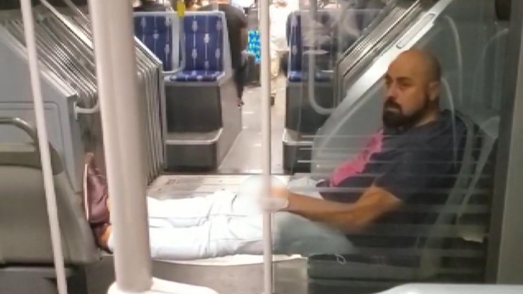 Metrobüste hem maske takmadı hem de sigara içti
