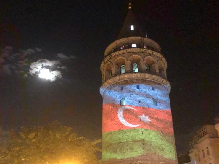 Azerbaycan Bayrağı Galata Kulesi'ne yansıtıldı
