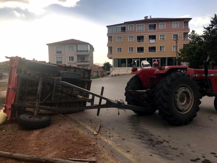 Devrilen traktörde iki kişi yaralandı, yola saçılan 'buğday' nedeniyle sürücü gözyaşı döktü
