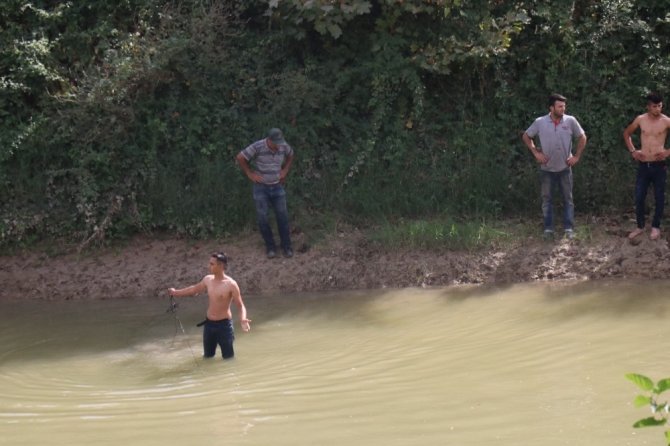 Nehirde kaybolan 12 yaşındaki çocuk için ekipler seferber oldu