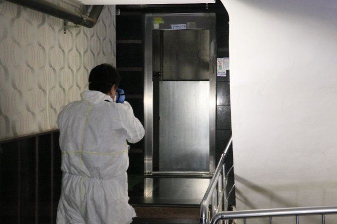 Sipariş getirdiği apartmanın 9’uncu katından asansör boşluğuna düşen paketçi öldü