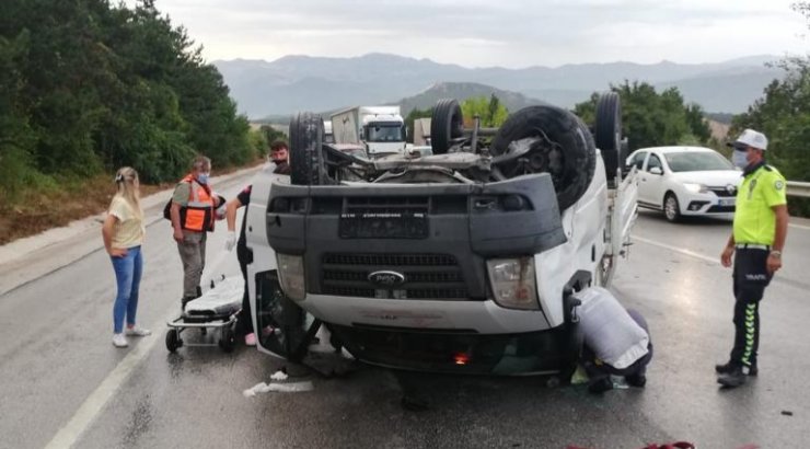 Takla atan kamyonette sıkışan sürücü kurtarıldı