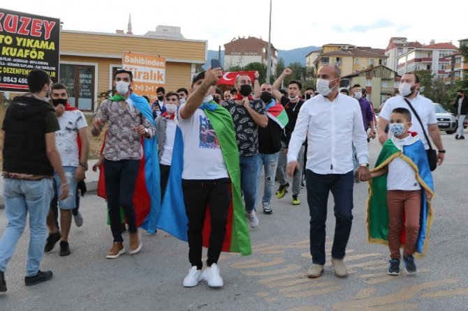 Azerbaycanlı öğrenciler "Karabağ" için yürüdü