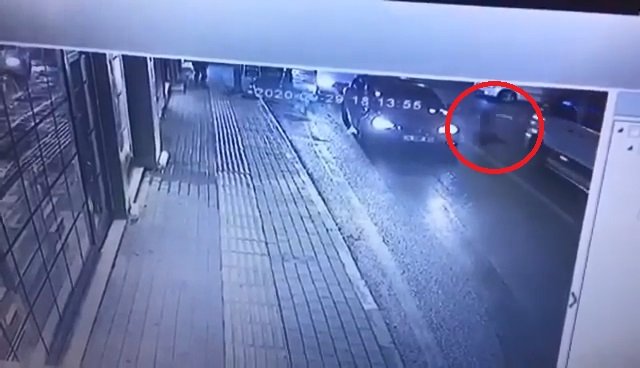 Bursa'da, servis minibüsünün kadına çarptığı kaza anı güvenlik kamerasında