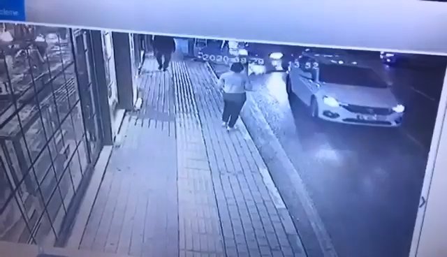 Bursa'da, servis minibüsünün kadına çarptığı kaza anı güvenlik kamerasında