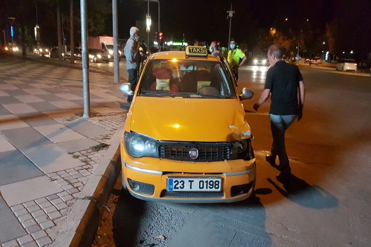 Elazığ'da otomobil ile taksi çarpıştı: 2 yaralı