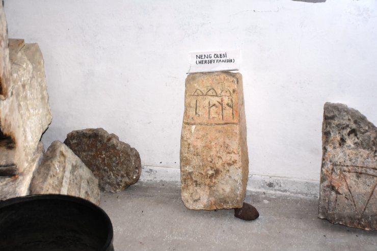 Göktürk alfabeli 'Her şey fanidir' yazılı mezar taşına koruma