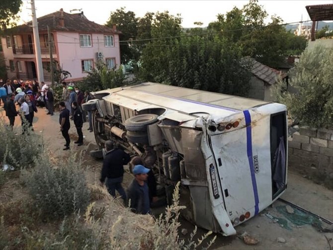 Tarım işçilerini taşıyan minibüsle kamyon çarpıştı: 26 yaralı