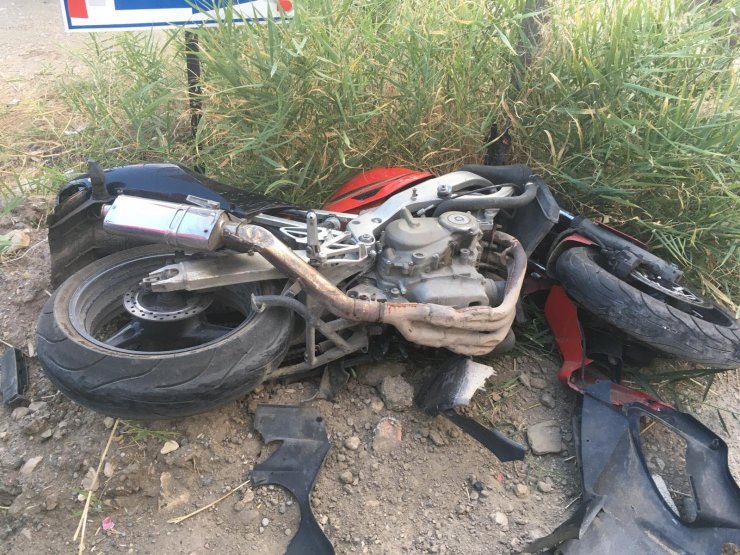 Kamyona çarpan motosiklet sürücüsü hayatını kaybetti