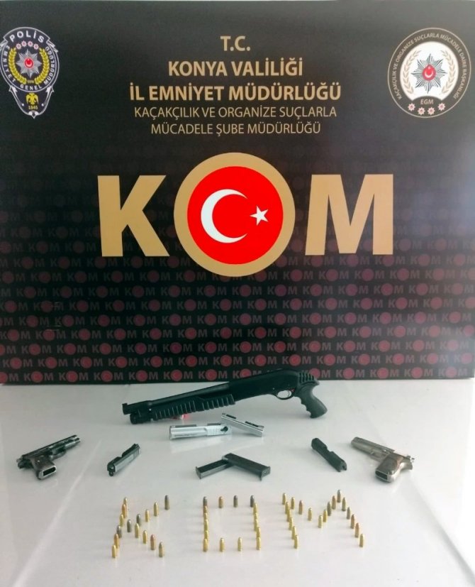 Konya’da tabanca, gümrük kaçağı cep telefonu, tütün ele geçirildi