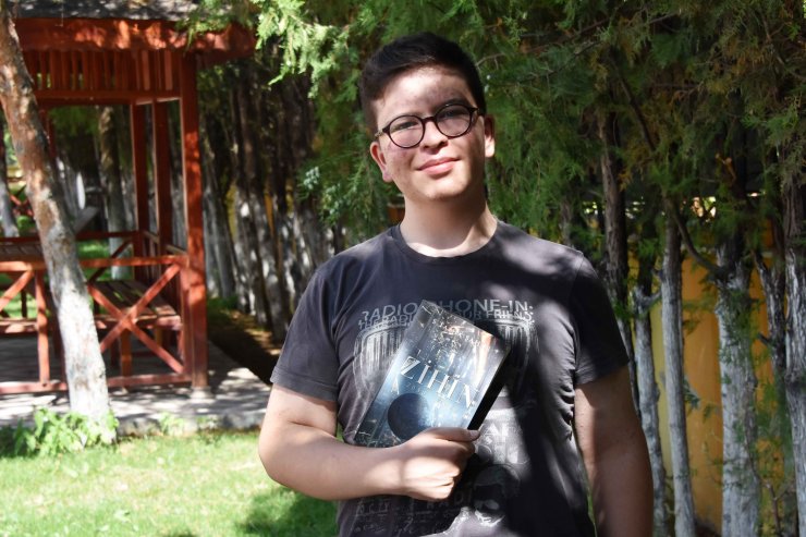 8'inci sınıf öğrencisi 13 yaşında, distopya türü kitap yazdı