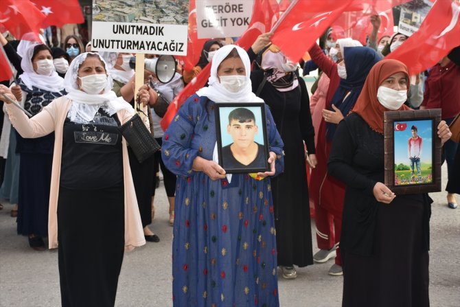 Terör mağduru aileler HDP il binası önünde eylem yaptı
