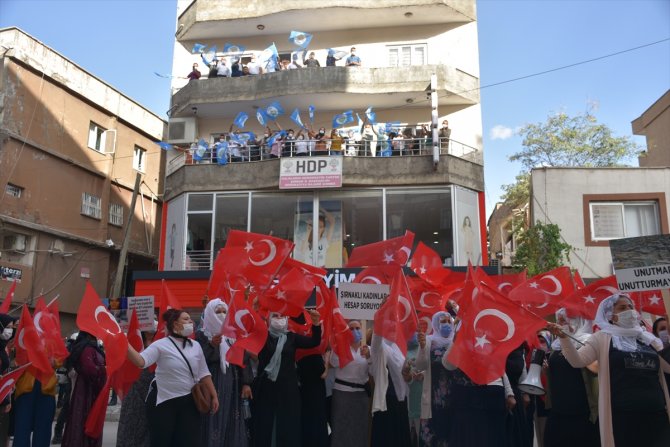 Terör mağduru aileler HDP il binası önünde eylem yaptı