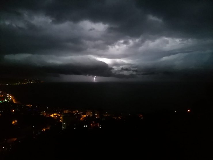 Trabzon'da şimşekler geceyi aydınlattı