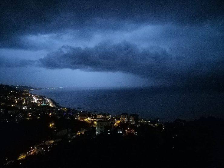 Trabzon'da şimşekler geceyi aydınlattı