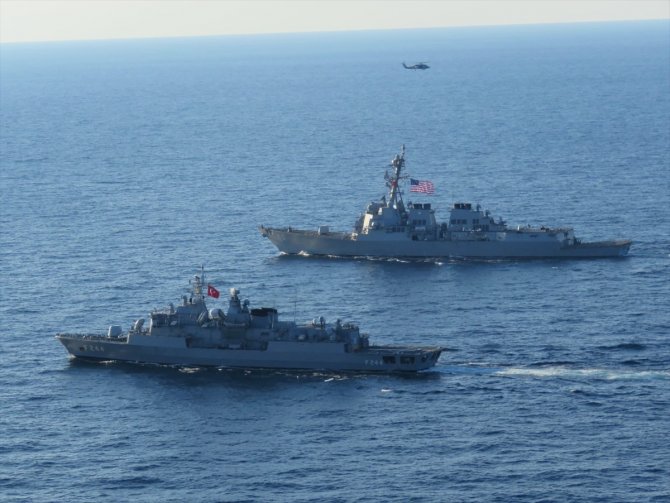 TCG Barbaros fırkateyni, ABD destroyeriyle Karadeniz'de geçiş eğitimi yaptı