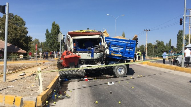 Konya'da elma yüklü kamyon, römork takılı traktörle çarpıştı! 1 ölü, 2 yaralı