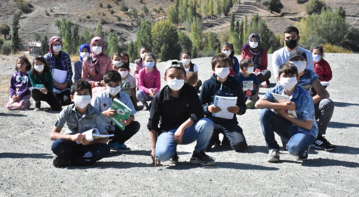 Köydeki öğrenciler ders için tepeye çıkıyor