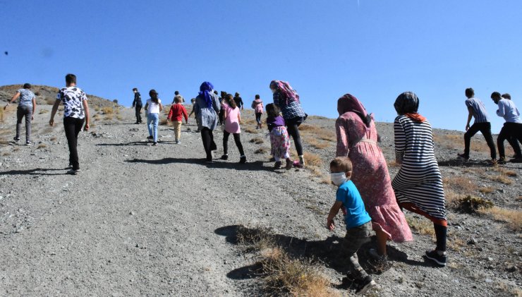 Köydeki öğrenciler ders için tepeye çıkıyor