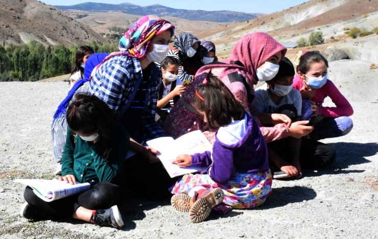 Köydeki öğrenciler ders için tepeye çıkıyor