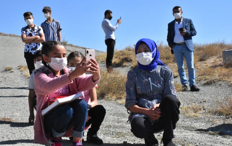 Köydeki öğrenciler ders için tepeye çıkıyor