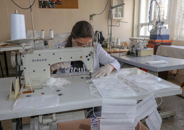 Meslek lisesinde yüz yüze atölye eğitimi, maske üretimiyle başladı