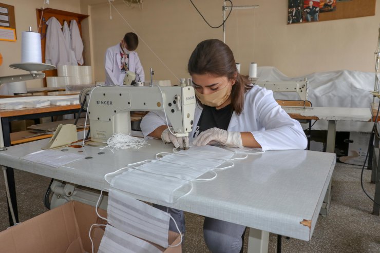 Meslek lisesinde yüz yüze atölye eğitimi, maske üretimiyle başladı