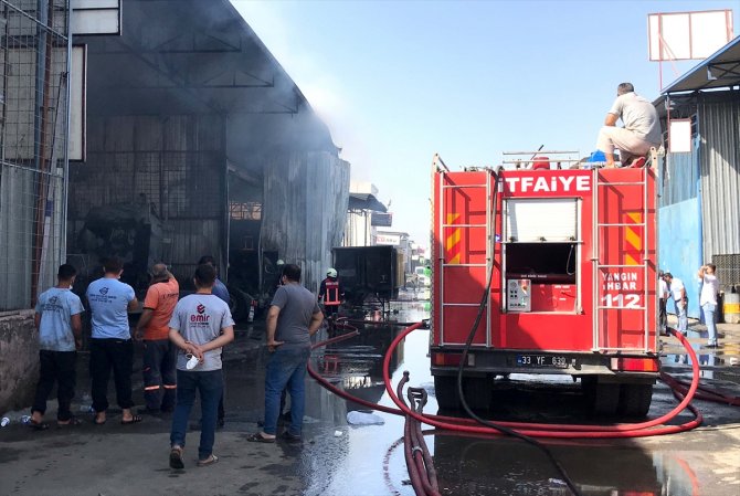 Mersin'de sanayi sitesinde çıkan yangında 4 iş yeri ve 4 araçta hasar oluştu