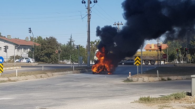 Konya'da sürücü alev topuna dönen otomobilinden son anda kurtarıldı