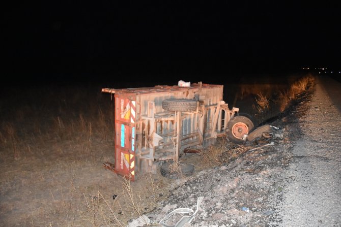 Hafif ticari araç traktörün römorkuna çarptı: 2 ölü, 2 yaralı