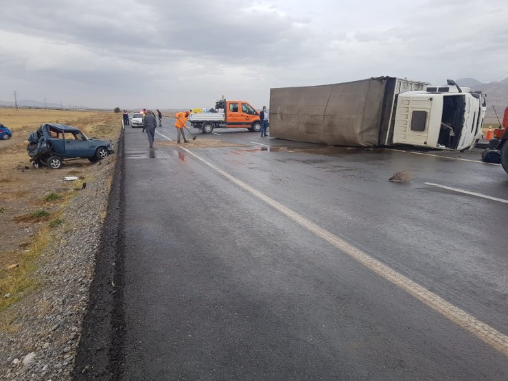 Kazada yola savrulan yolcu, devrilen TIR'ın altında kalarak öldü