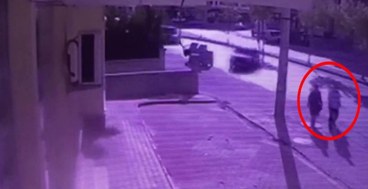 Konya'da kaldırımda otomobilin çarptığı baba ve oğulun öldüğü kaza kamerada
