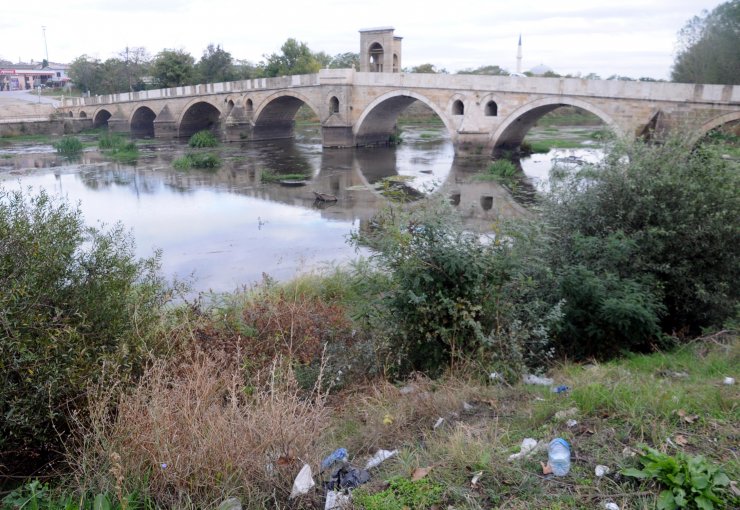 Debisi düşen Tunca Nehri'ndeki çöpler ortaya çıktı