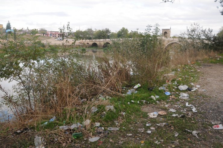 Debisi düşen Tunca Nehri'ndeki çöpler ortaya çıktı
