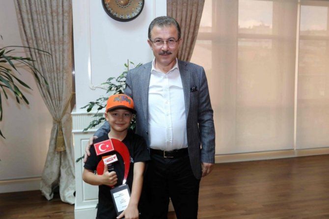 Eyüpsultan’ın Genç Şampiyonu, Türkiye’ye kupayla döndü