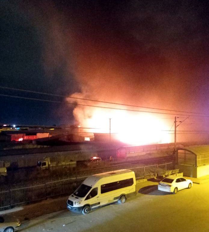 Konteynere atılan ateş, 2 fabrikayı yaktı
