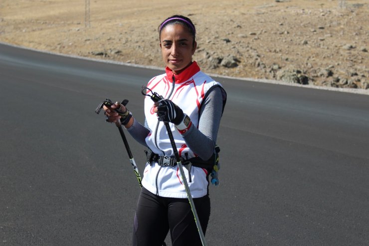 Tekerlekli kayaklarıyla kara yolunda çalışan Seher, olimpiyat vizesi için yarışacak