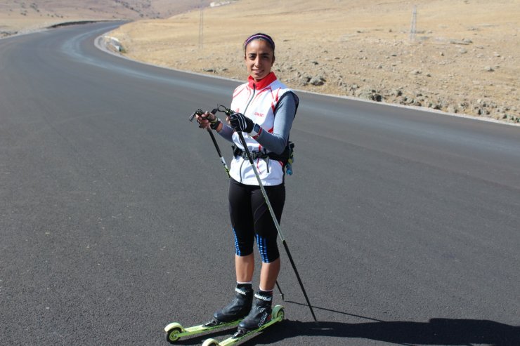 Tekerlekli kayaklarıyla kara yolunda çalışan Seher, olimpiyat vizesi için yarışacak