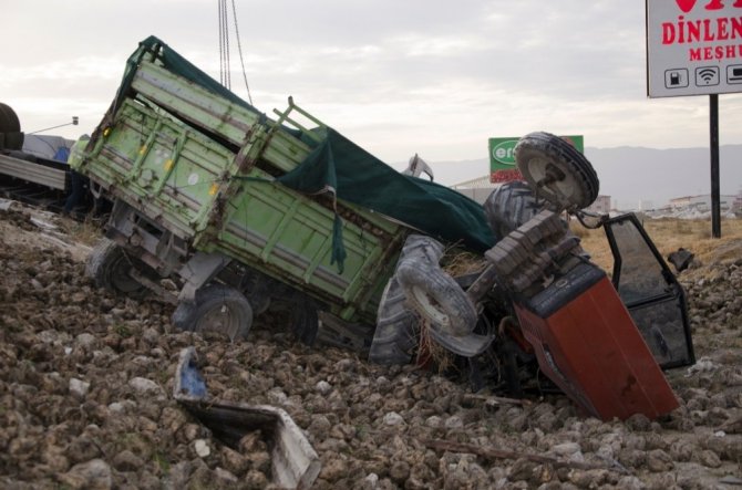 Konya'da tır pancar yüklü traktöre arkadan çarptı!