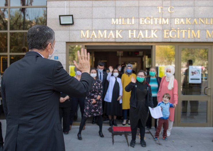 Bakan Selçuk, özel eğitim öğrencisi velilerinin dersine katıldı