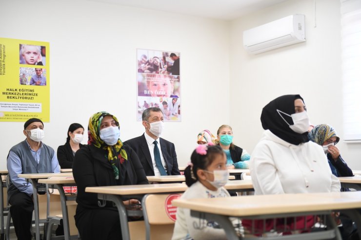 Bakan Selçuk, özel eğitim öğrencisi velilerinin dersine katıldı